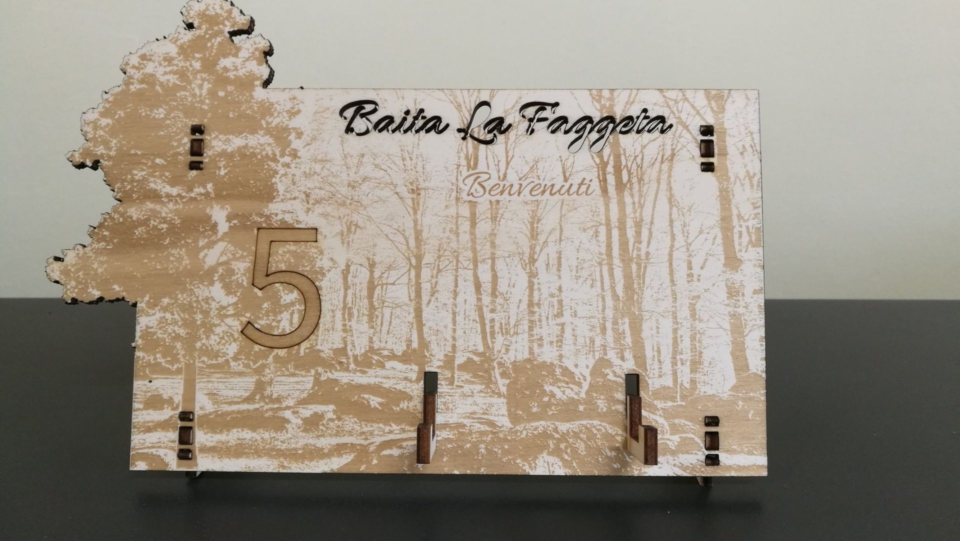 Numero da tavolo in legno con raffigurazione di un bosco, il numero 5 e la scritta