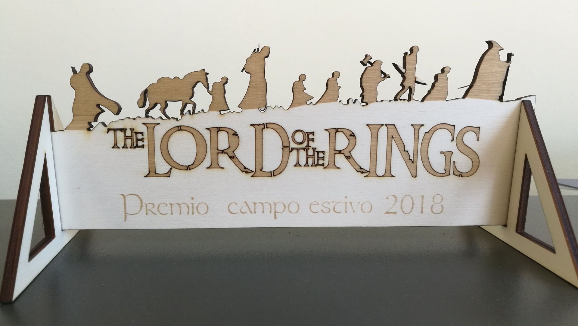 Premio Il Signore degli Anelli tagliato al laser: personaggi, cavalli, striscione con testo,