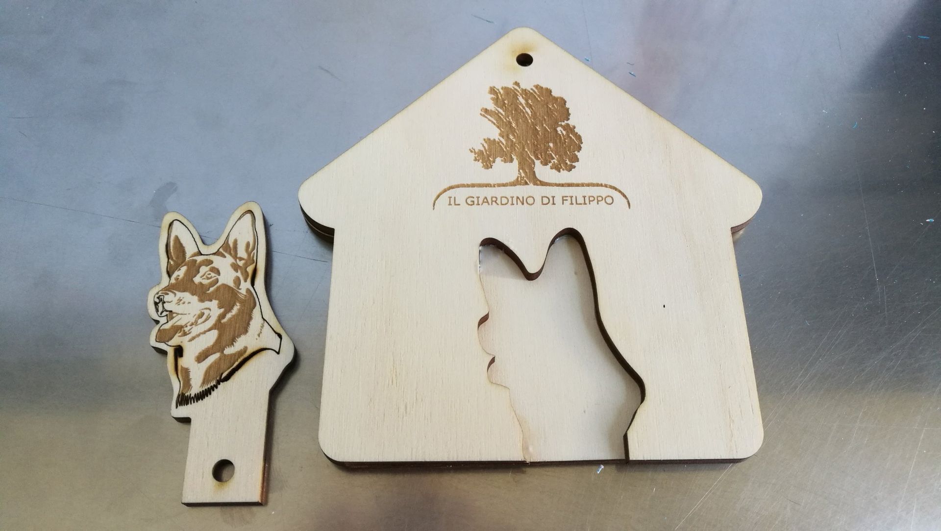 Puzzle in legno raffigurante un pastore tedesco, con un pezzo corrispondente a forma di testa di cane e una cornice a forma di casa.