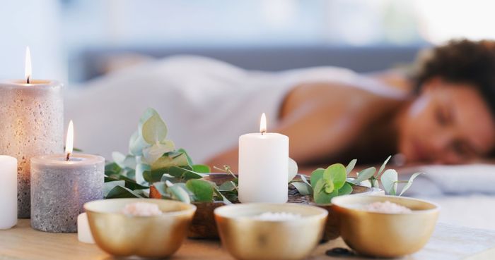 una donna riceve un manicure in un salone di bellezza .