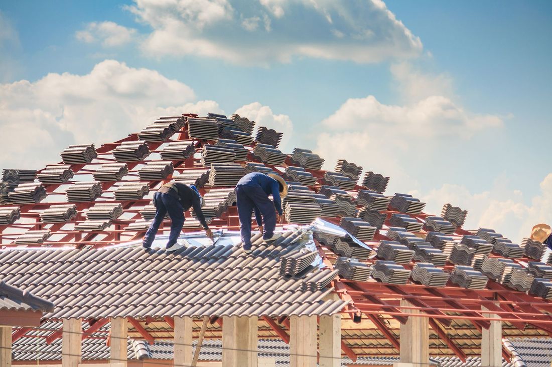 operai sul tetto di una abitazione durante il rifacimento della copertura