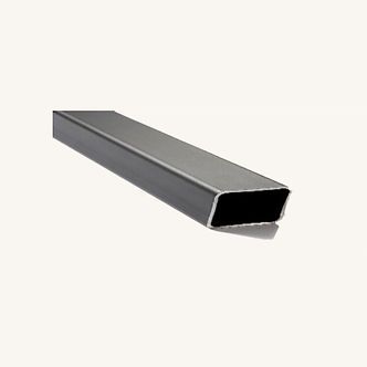 Una persona sostiene un tubo de plástico amarillo en su mano.