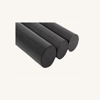 Un montón de tubos rojos están tirados en el suelo de una habitación.