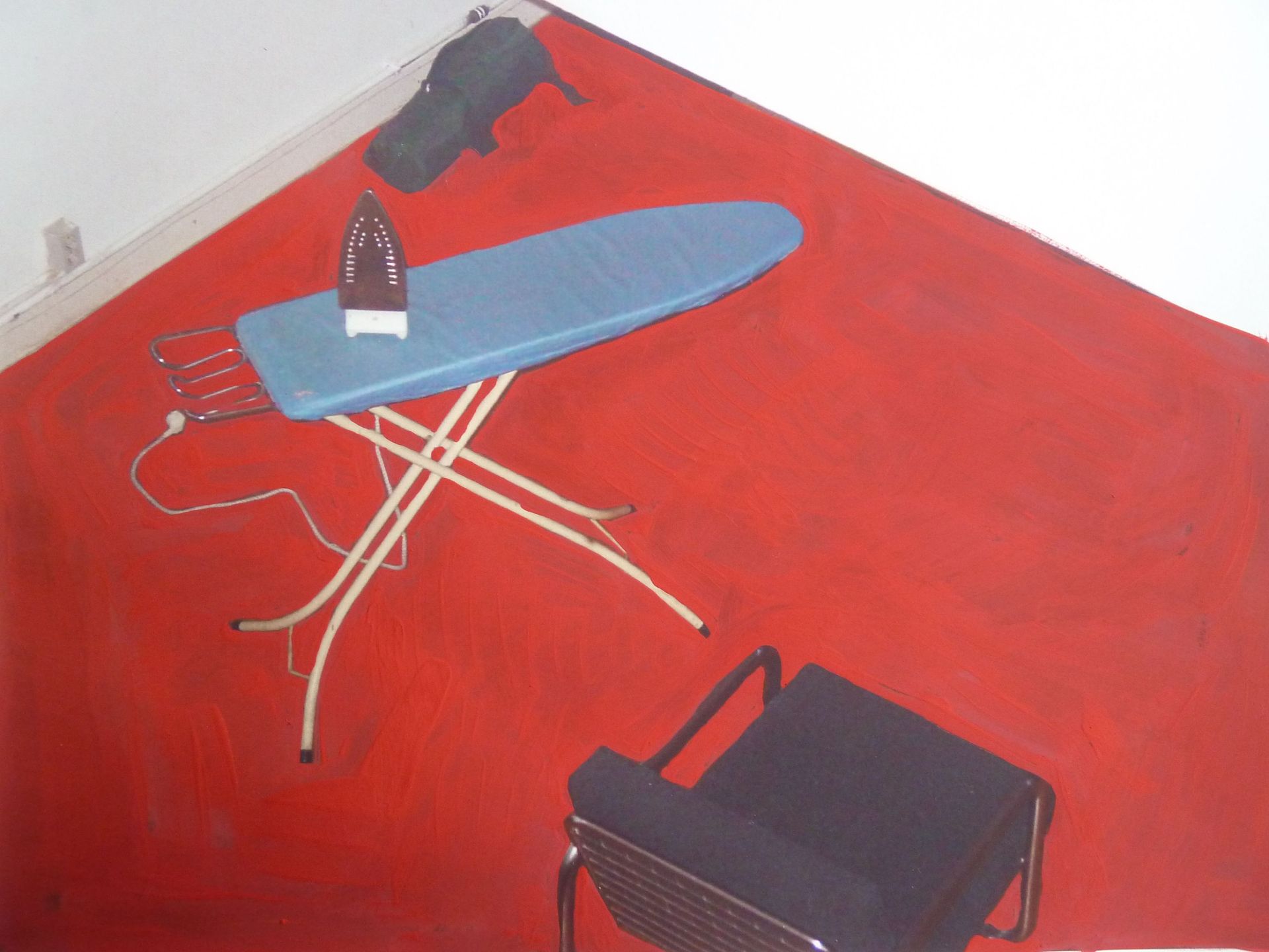 Andrea Friedli, schilderij, malerei, kunst, illustratie, illustration, art, Een schilderij van een interieur met strijkplank en stoel op een rode vloer, Andrea Friedli