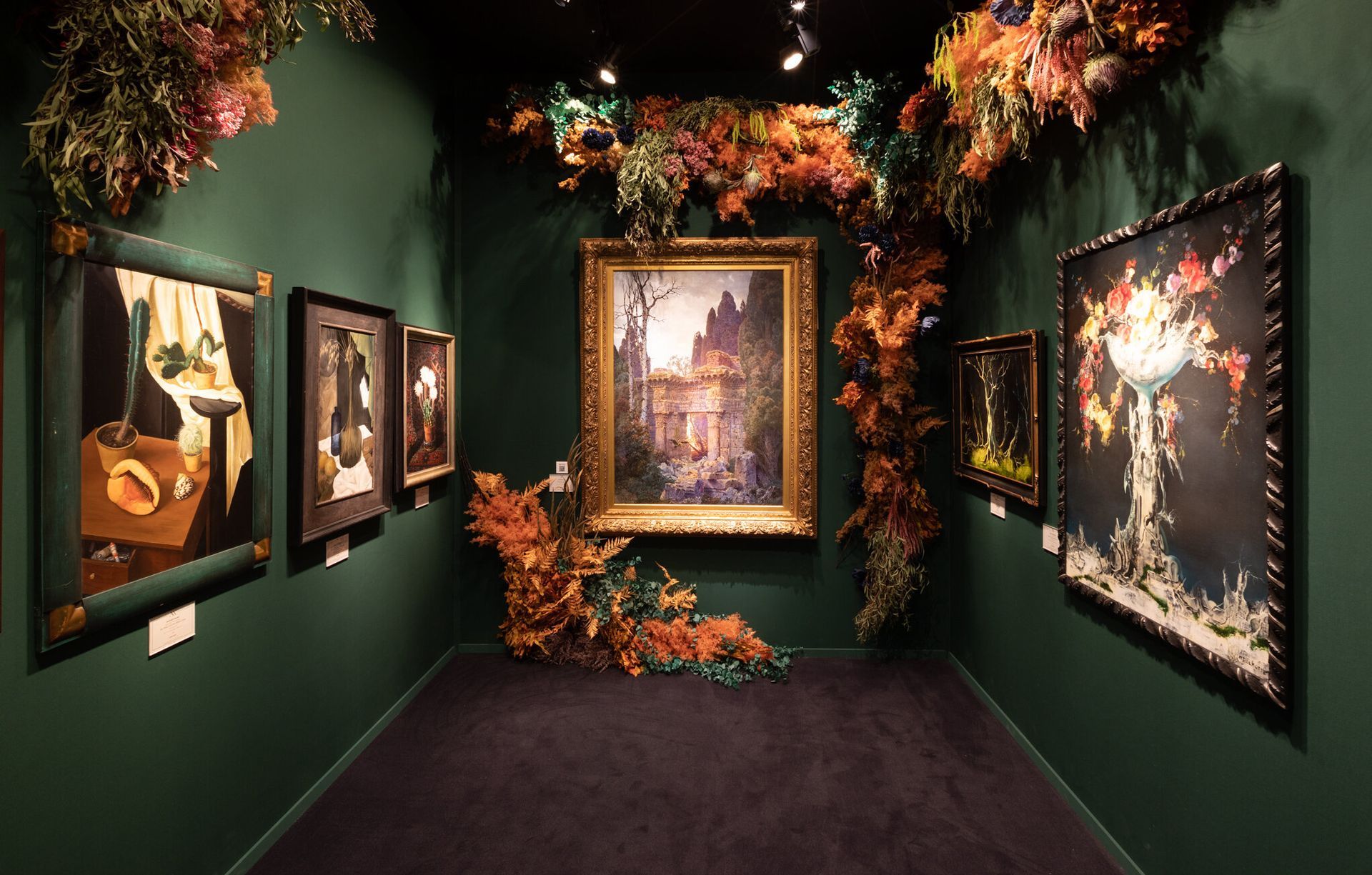 Een SUV rijdt over een kronkelende weg door bruine, glooiende heuvels onder een bewolkte hemel.