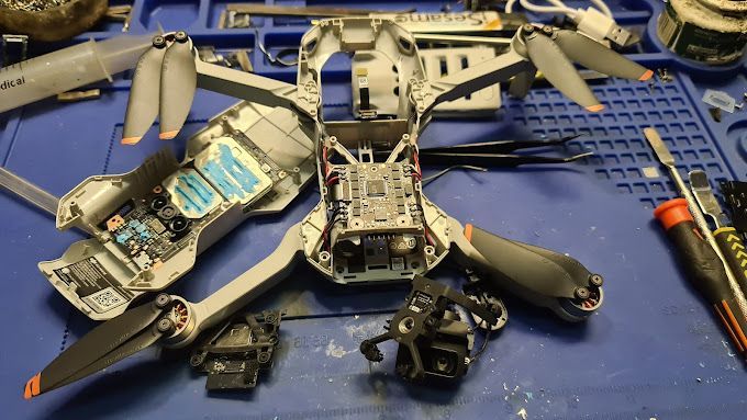 Se está reparando un dron sobre una mesa con herramientas.