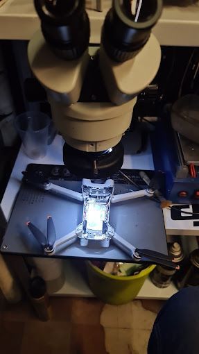Se está reparando un dron bajo un microscopio.