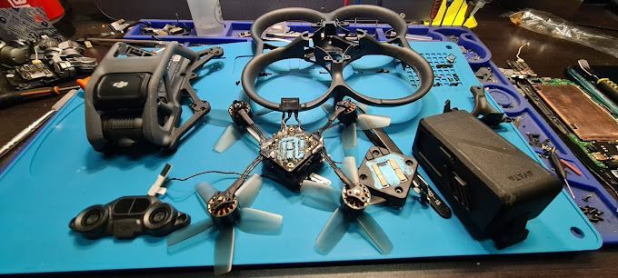 Un dron está sentado encima de una alfombra azul sobre una mesa.