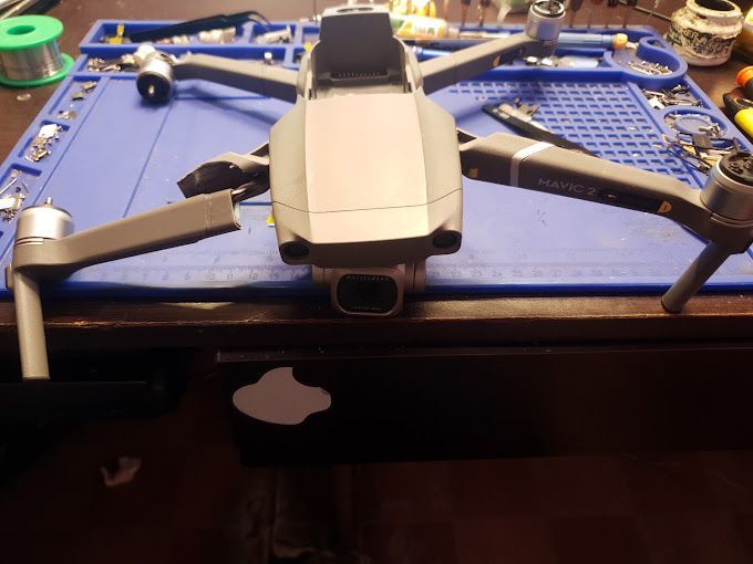 Un dron está sentado encima de una alfombra azul sobre una mesa.