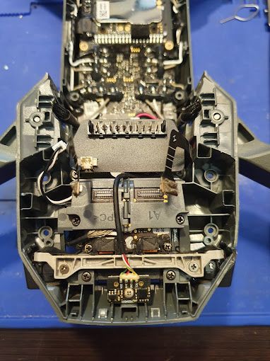 El interior de un dron se muestra sobre una mesa azul.