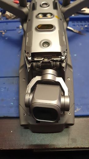 Un dron está sentado encima de una mesa azul.