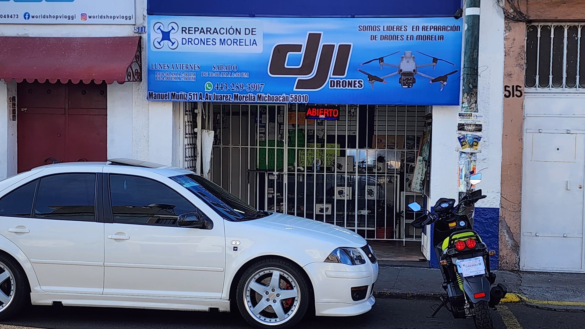 Un niño está parado frente a una tienda telcel.