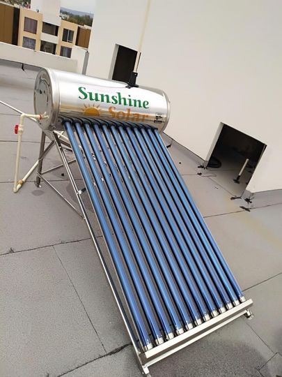 Un calentador de agua solar está colocado encima de un techo.