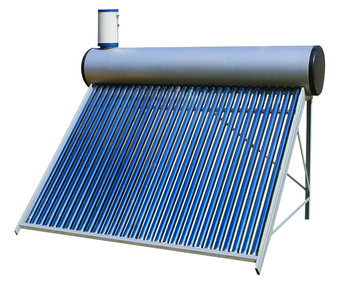 Un calentador de agua solar con tubos azules sobre un fondo blanco.