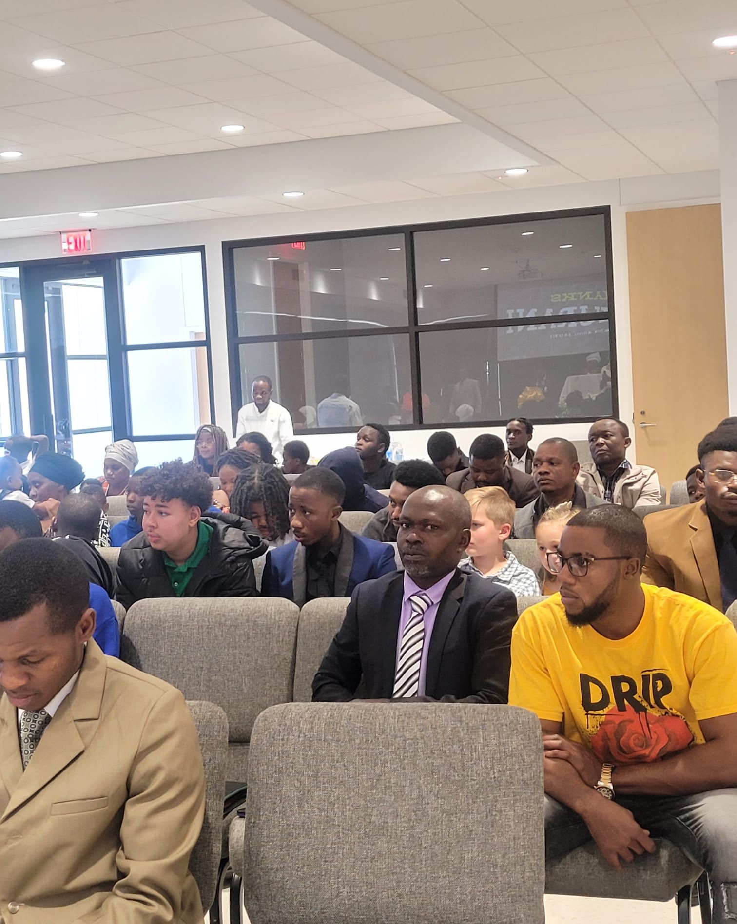 A group of people are sitting in chairs in a room.