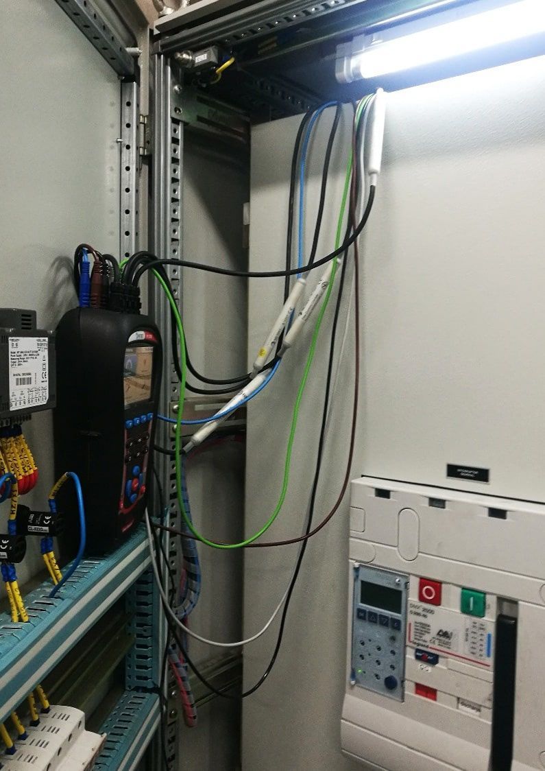 Una habitación con muchos cables saliendo de ella.