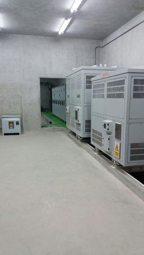 Una habitación con muchos equipos eléctricos en ella.