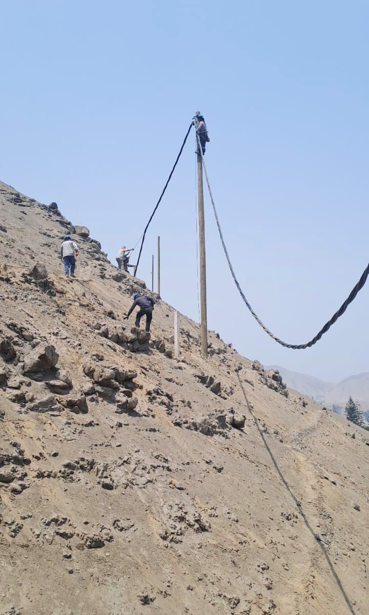 Una cuerda cuelga de un poste en la cima de una colina.