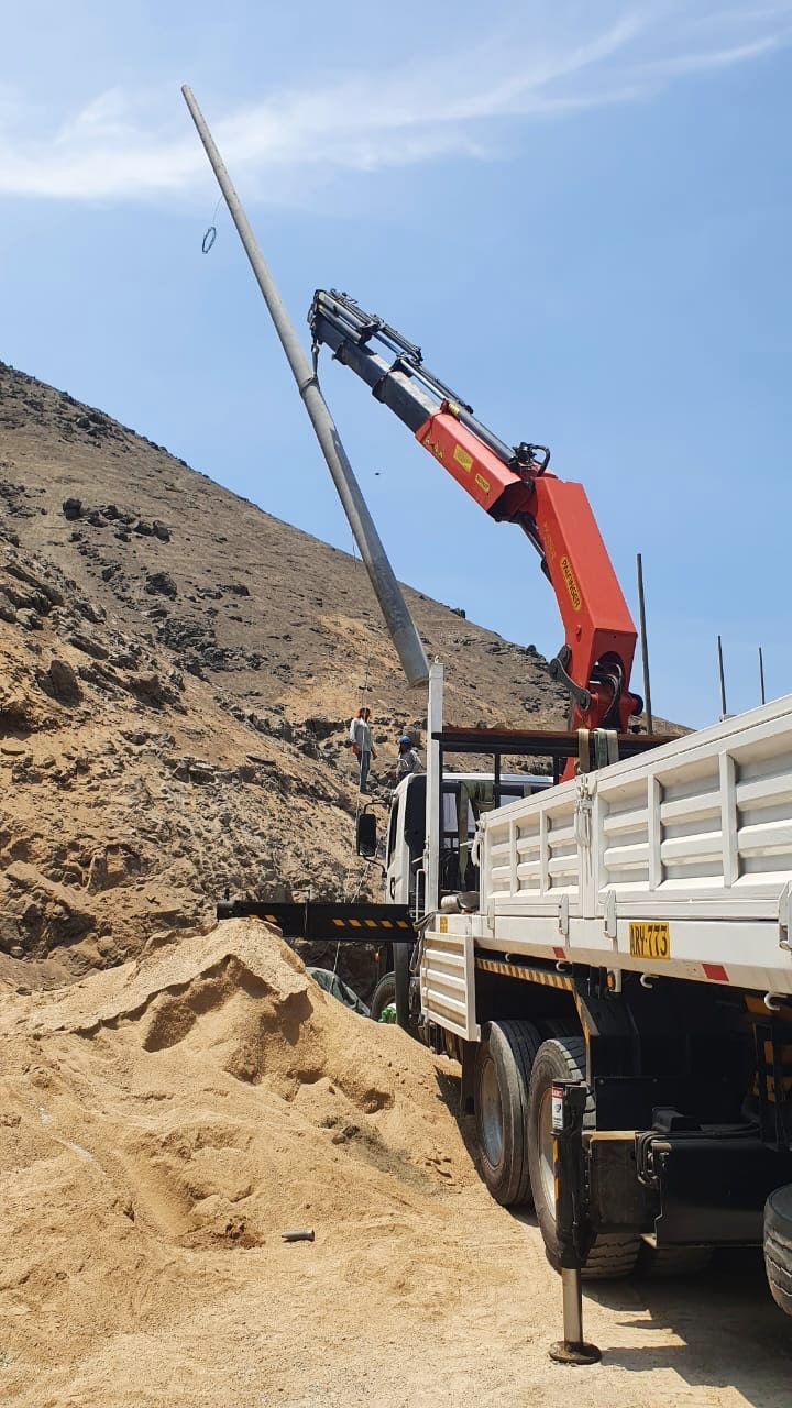 Un camión con una grúa acoplada a la parte trasera.