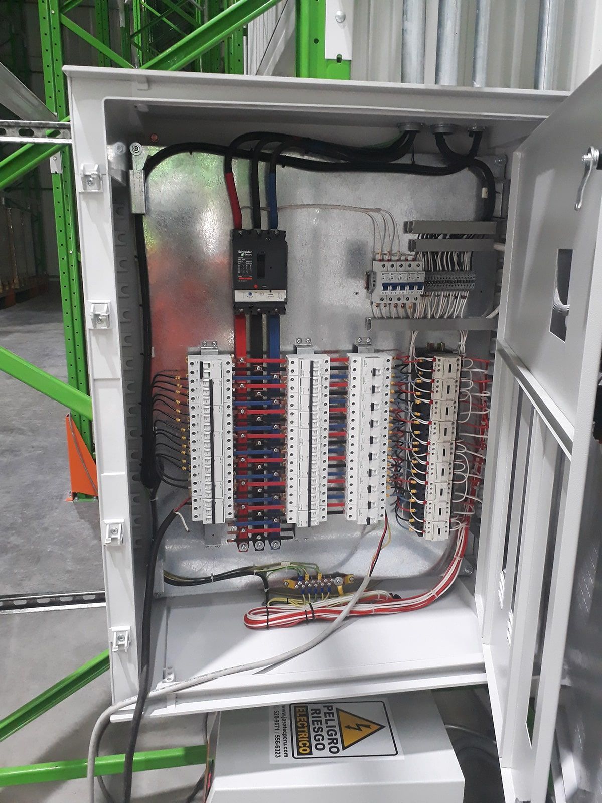 Una caja eléctrica blanca con muchos cables saliendo de ella.