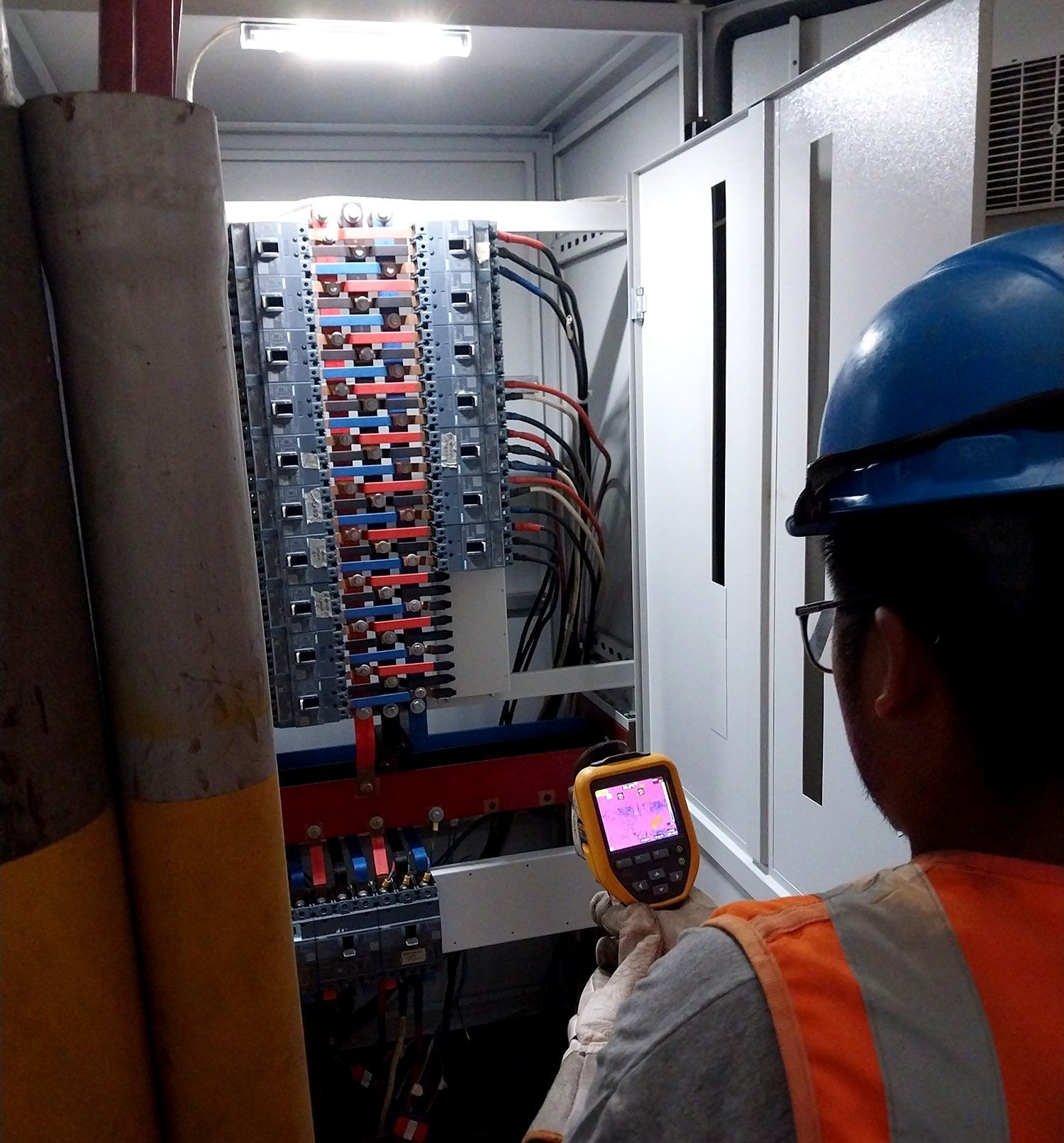Un hombre que lleva un casco azul sostiene un dispositivo amarillo.
