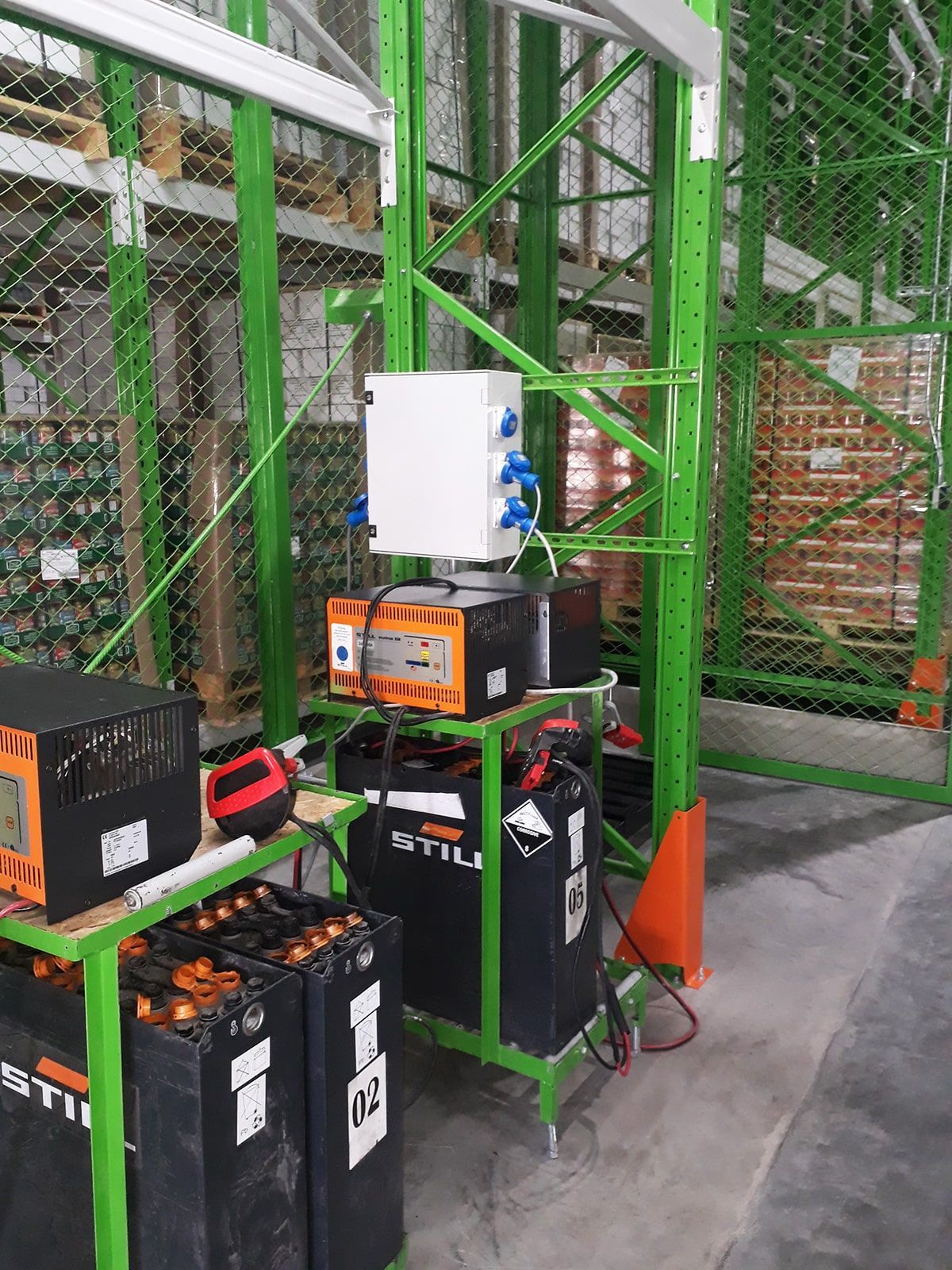 Un almacén lleno de muchas baterías y equipos eléctricos.