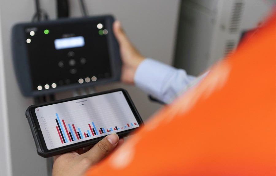 Una persona sostiene un teléfono celular con un gráfico en él.