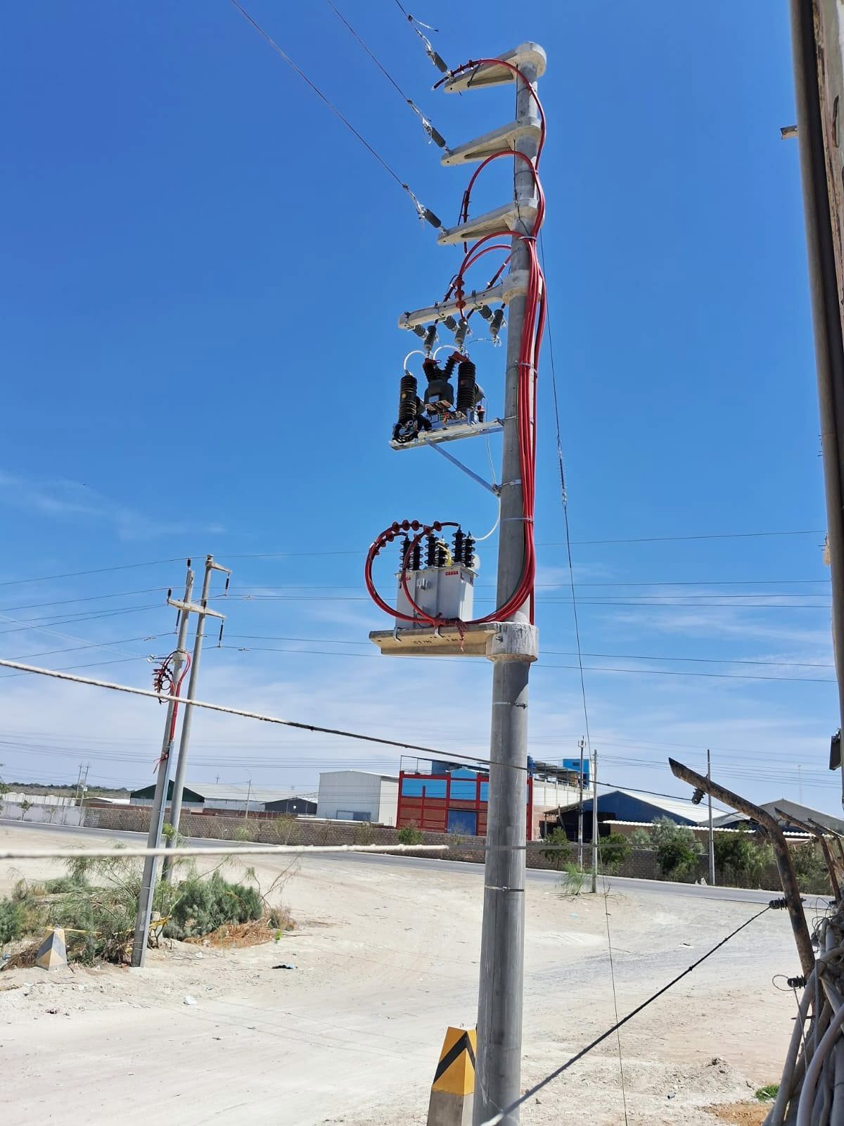 Un poste telefónico con un montón de cables conectados a él.