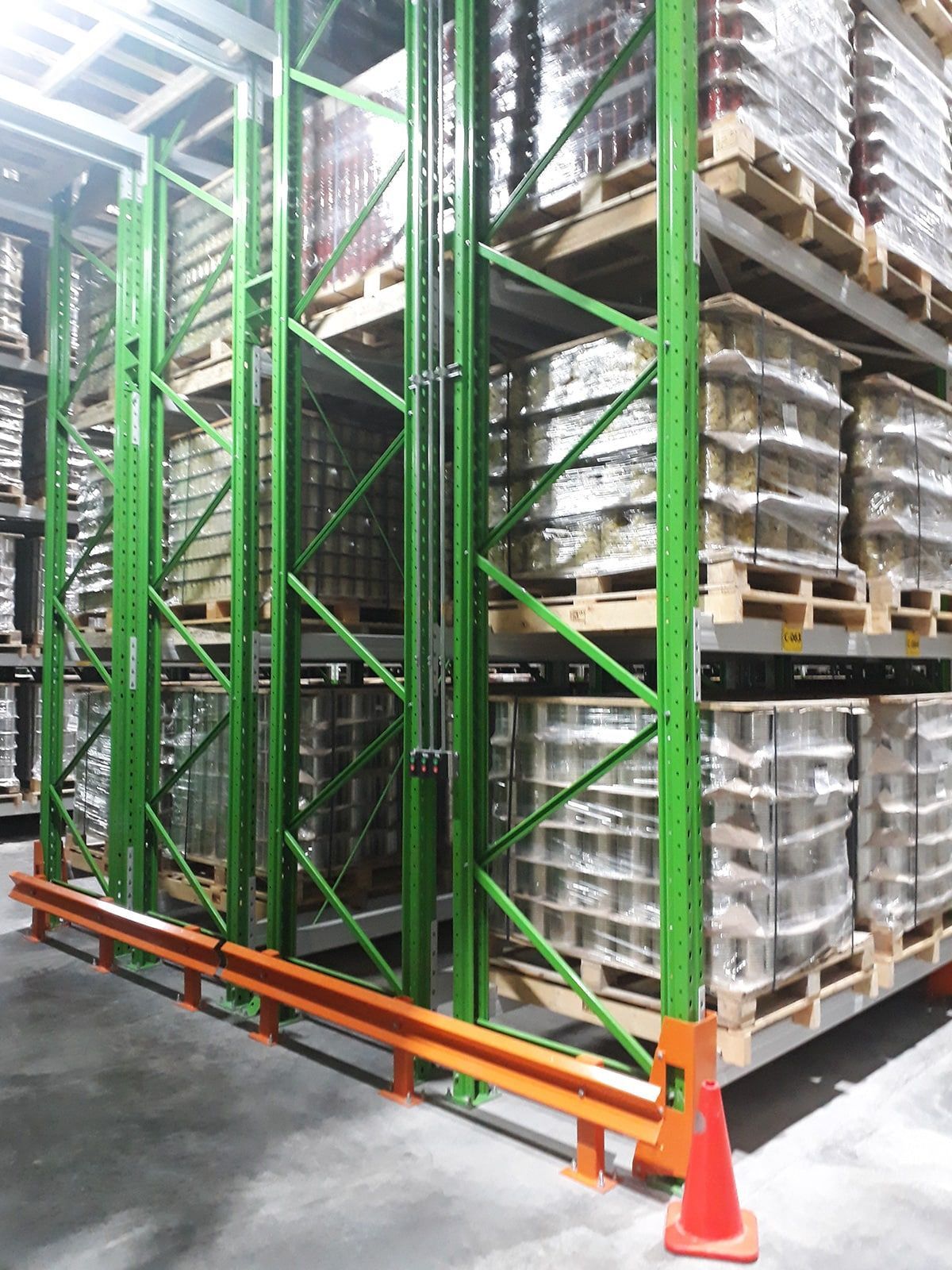 Un almacén lleno de estanterías y paletas.