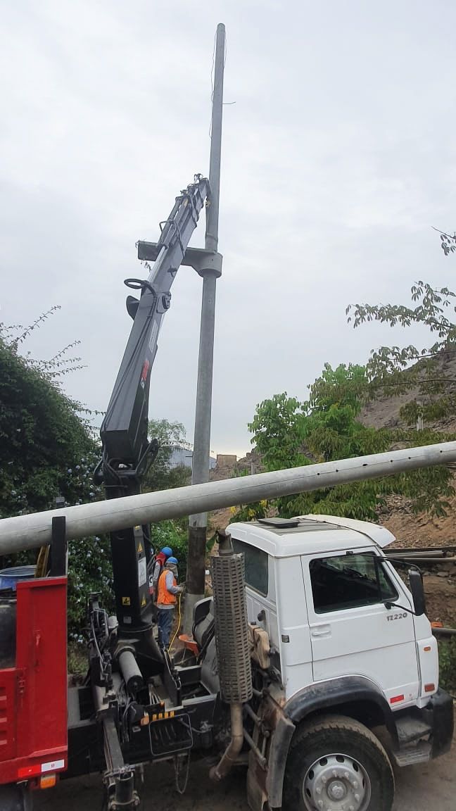 Un camión blanco con una grúa acoplada a la parte trasera.