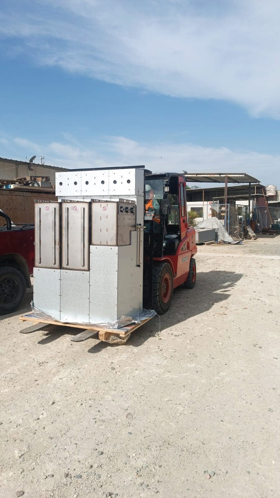Una carretilla elevadora transporta una pila de cajas sobre un palé.