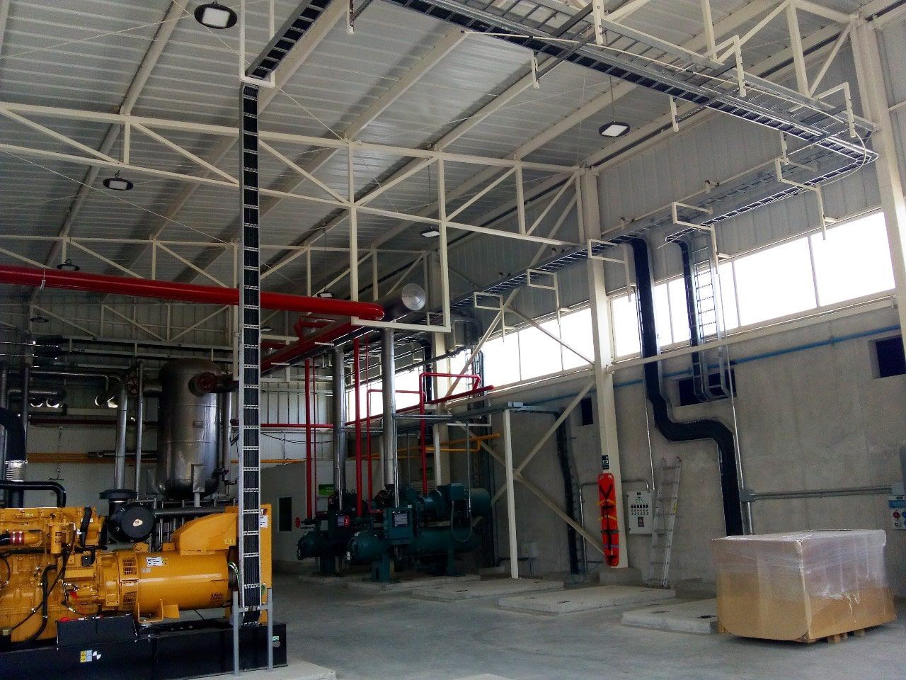 Un edificio grande con muchas tuberías que lo atraviesan.