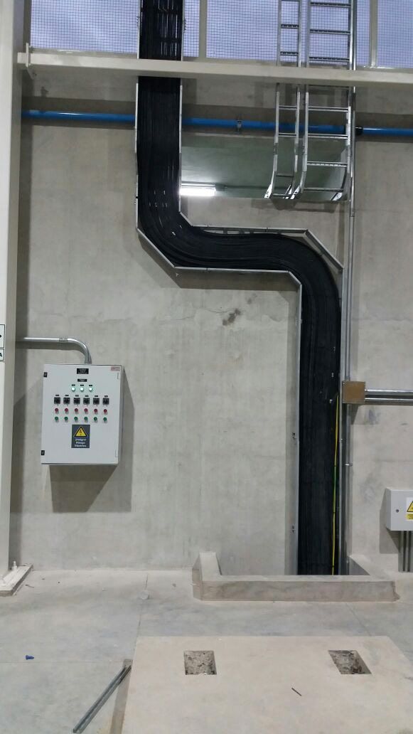 Un tubo negro cuelga del techo de un edificio.