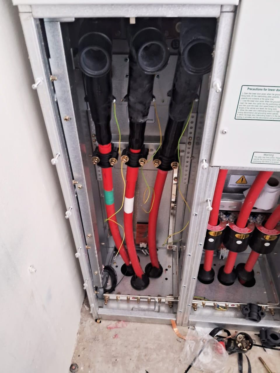 Un montón de cables eléctricos están conectados a una caja.