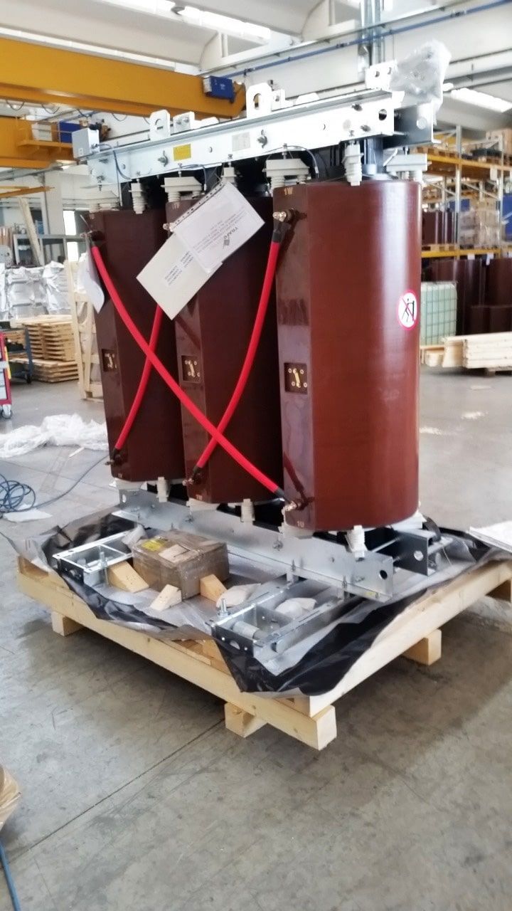 Un transformador está sobre una paleta de madera en un almacén.