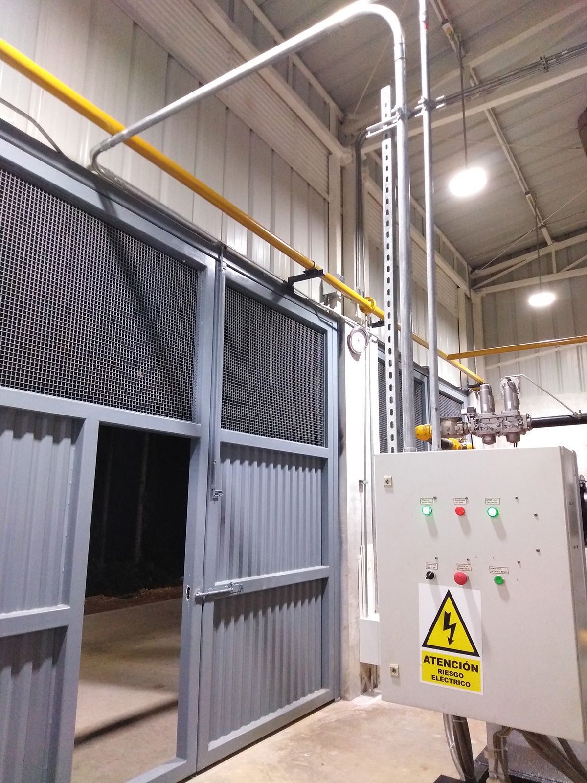 Un almacén con un cartel de advertencia en la pared.