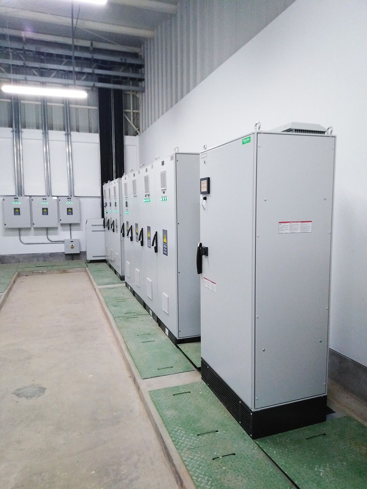 Una fila de cajas eléctricas están alineadas en una habitación.