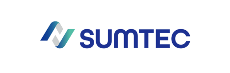El logotipo de Sumtec es azul y blanco sobre un fondo blanco.