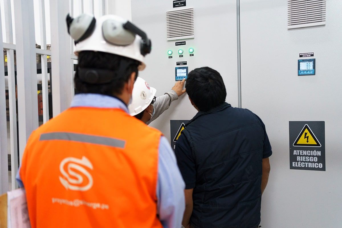 Un hombre que lleva un chaleco naranja con la letra s.