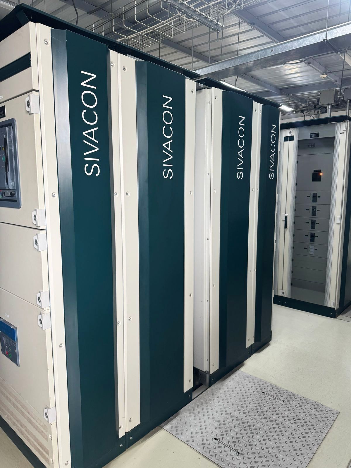 Una fila de servidores sentados uno al lado del otro en una habitación.