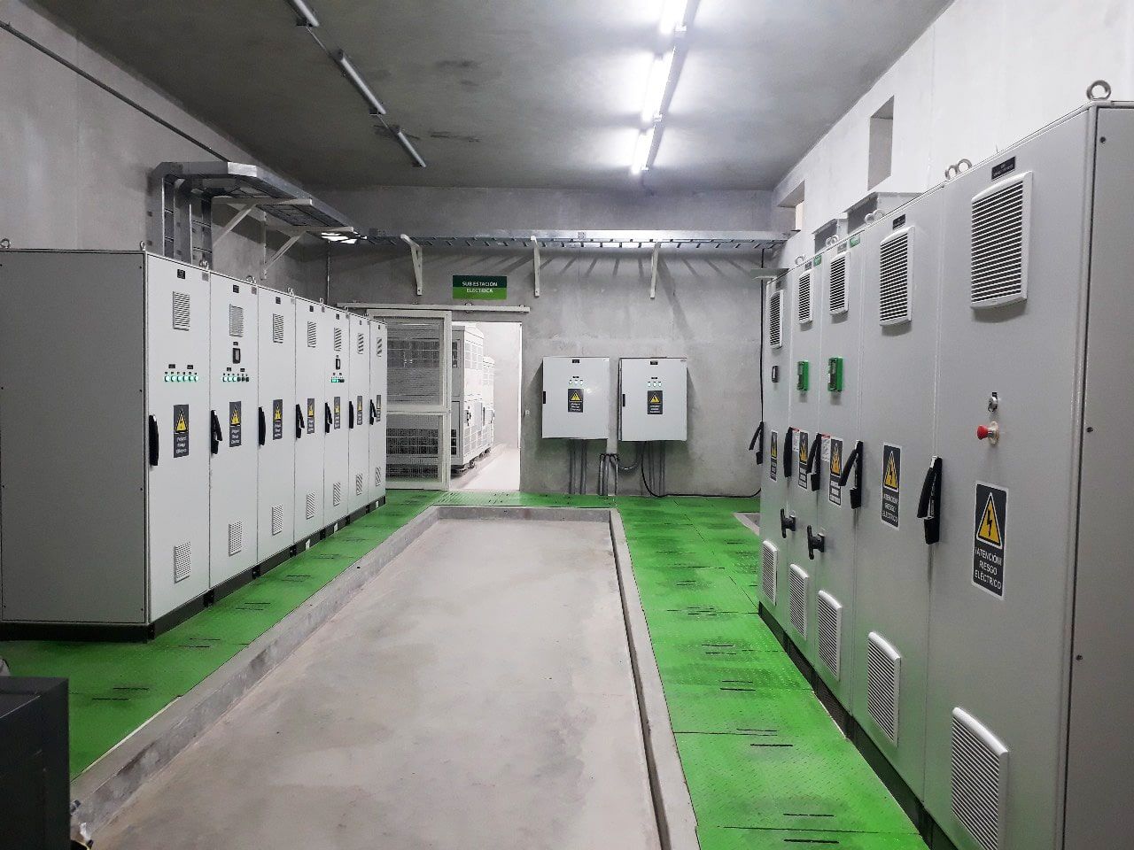 Una habitación grande llena de muchas cajas eléctricas.