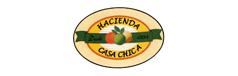 El logotipo de Hacienda Casa Chica tiene una cinta verde alrededor.
