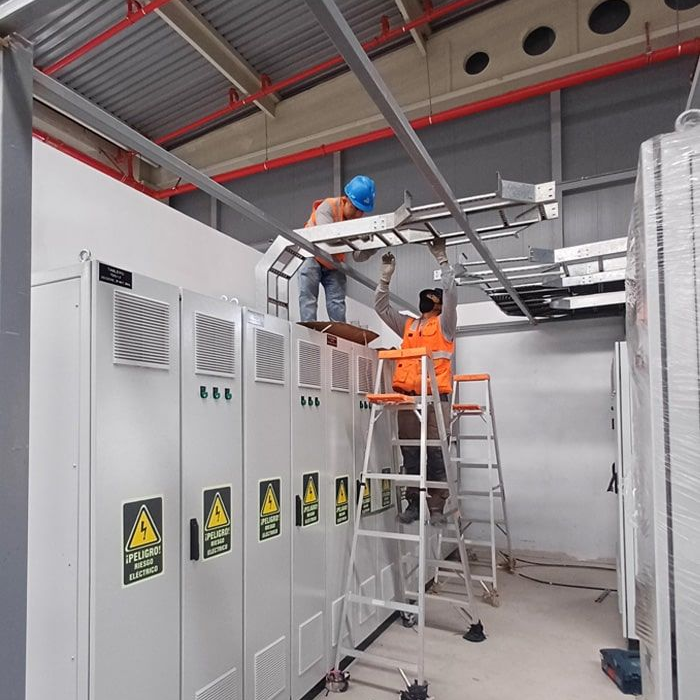 Dos hombres están trabajando en una escalera en un almacén.