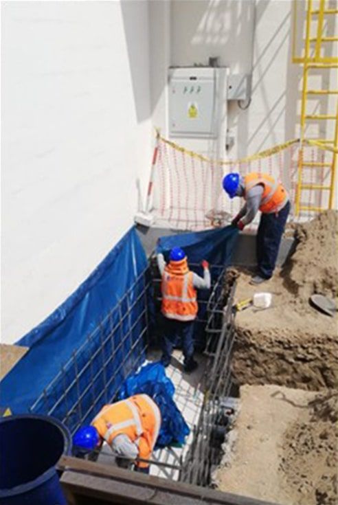 Un grupo de trabajadores de la construcción está trabajando en un edificio.