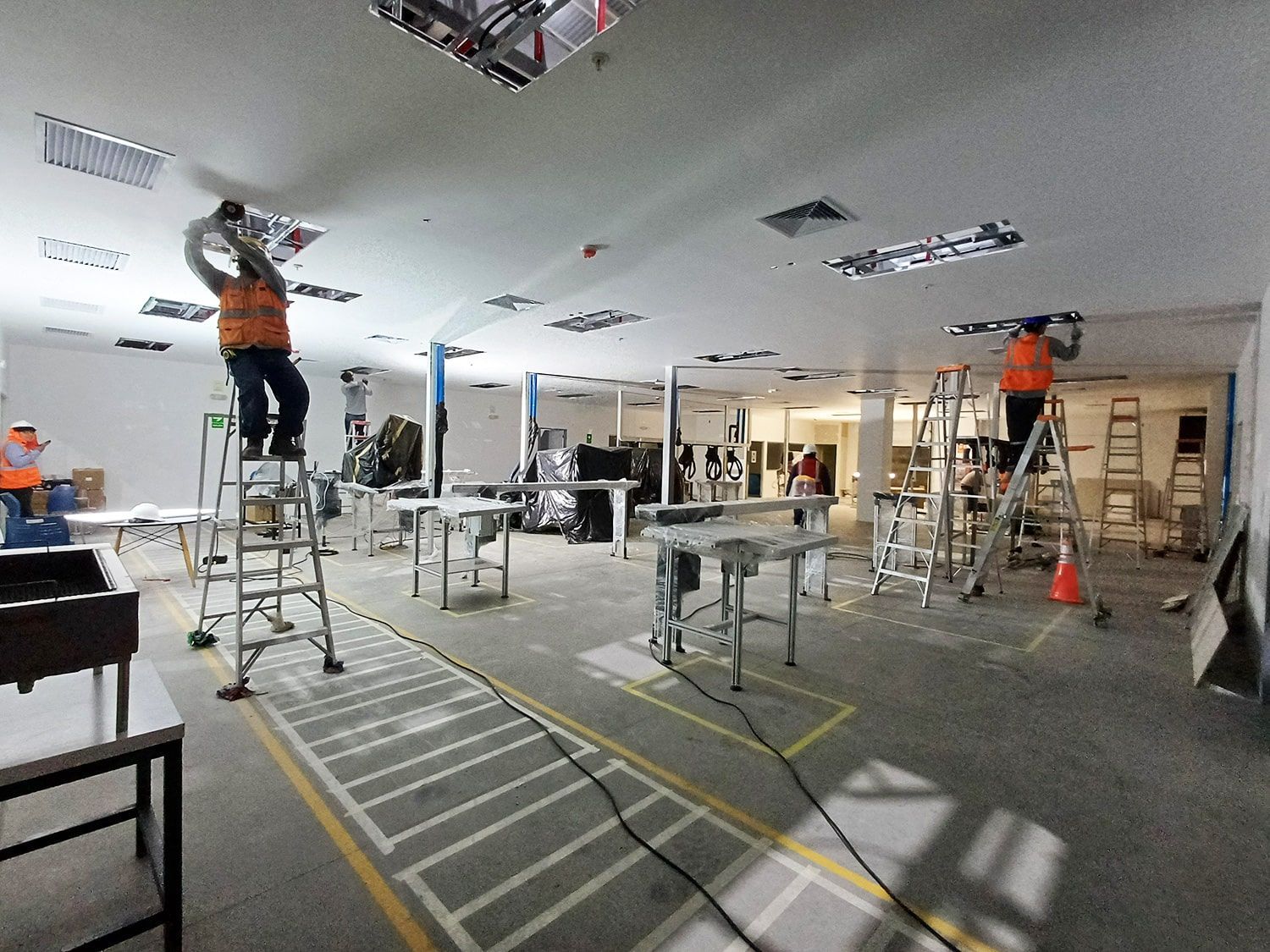 Un grupo de hombres está trabajando en el techo de un edificio.