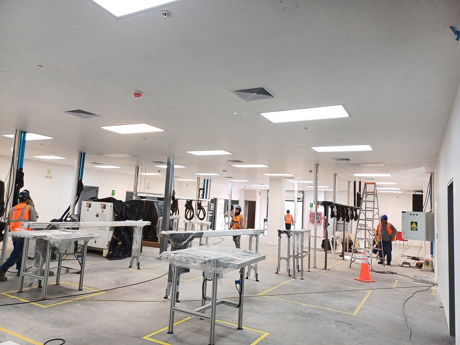 Se está construyendo una gran sala con mesas y andamios.