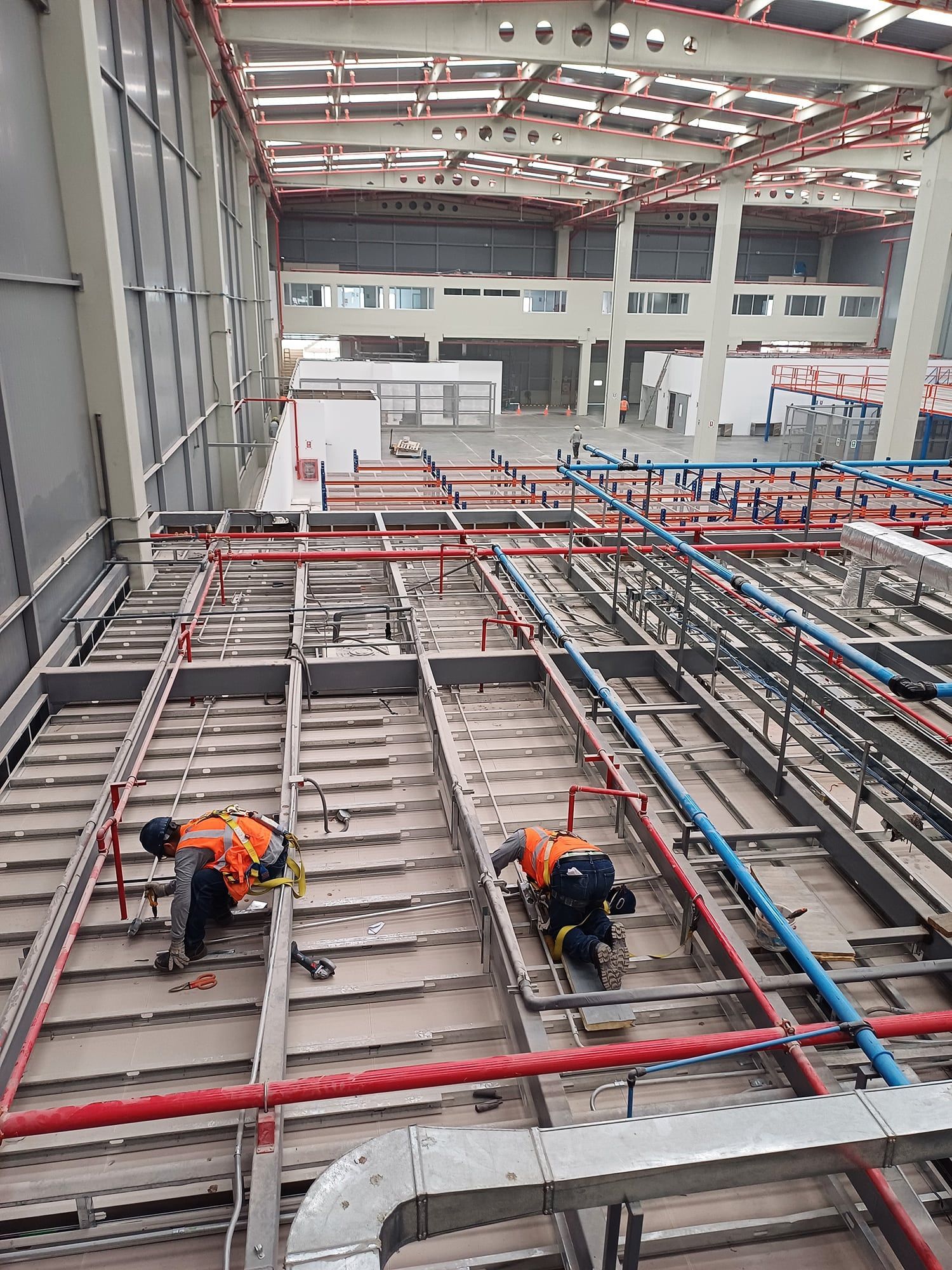 Un grupo de trabajadores de la construcción está trabajando en el piso de un edificio.