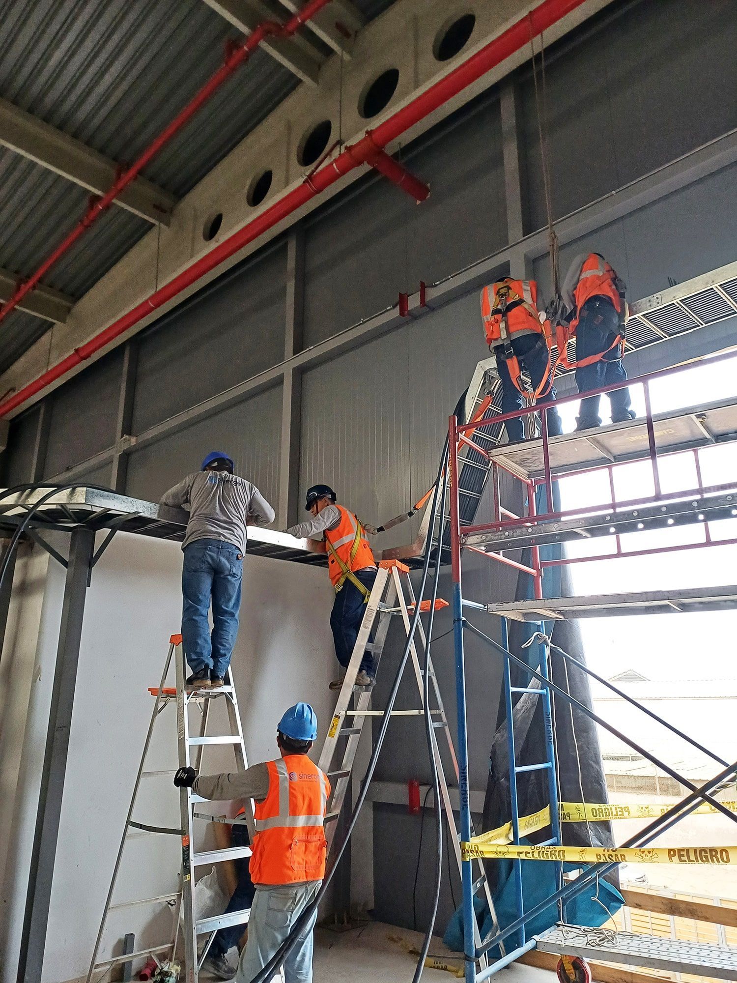 Un grupo de trabajadores de la construcción está trabajando en un edificio.