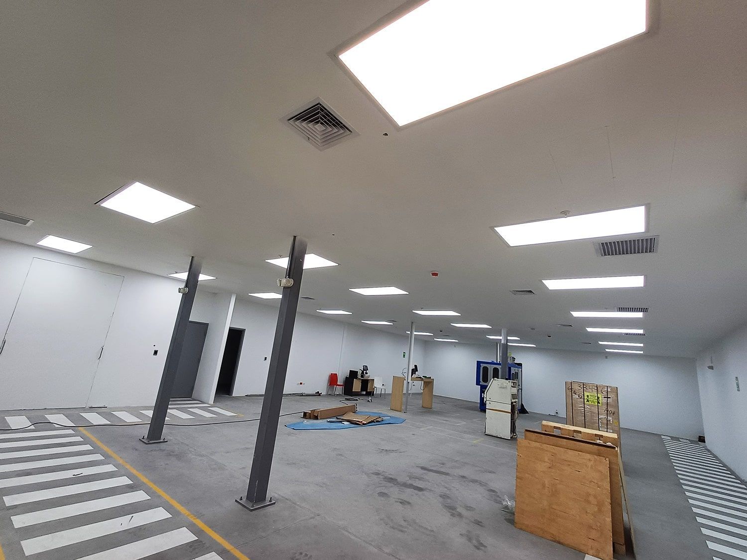 Una habitación grande con muchas luces en el techo.