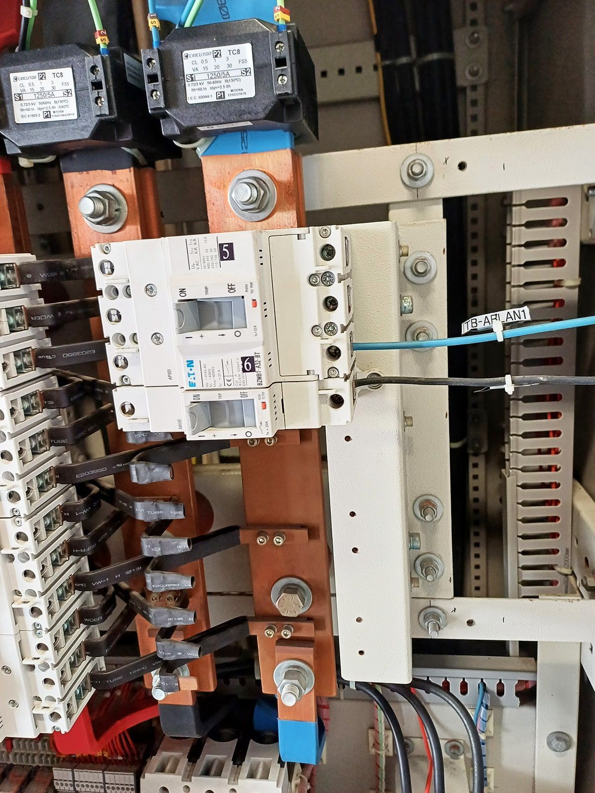 Un primer plano de un panel eléctrico con muchos cables.